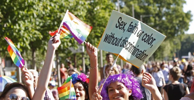 Asistentes a la mayor marcha del Orgullo Gay 2017 en el mundo, que ha partido de la glorieta de Atocha de Madrid para reivindicar la libertad sexual bajo el lema "Por los derechos LGTBI en todo el mundo". EFE/Javier López.