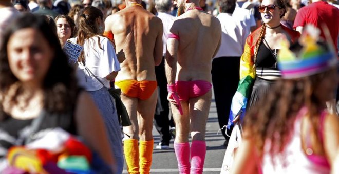 Asistentes a la mayor marcha del Orgullo Gay 2017 en el mundo, que ha partido de la glorieta de Atocha de Madrid para reivindicar la libertad sexual bajo el lema "Por los derechos LGTBI en todo el mundo". EFE/Javier López.