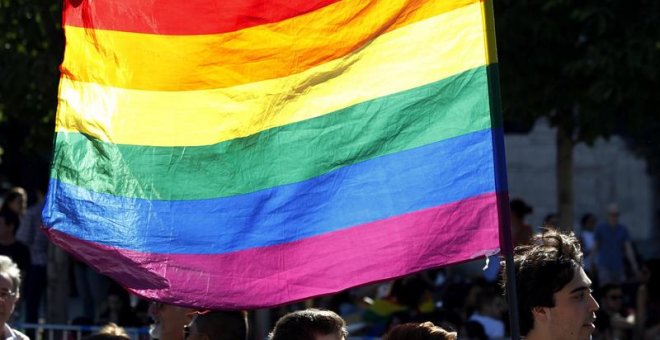 Asistentes a la mayor marcha del Orgullo Gay 2017 en el mundo, que ha partido de la glorieta de Atocha de Madrid para reivindicar la libertad sexual bajo el lema "Por los derechos LGTBI en todo el mundo". EFE/Javier López