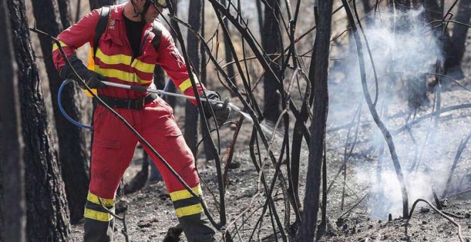 Un bombero trabaja en la extinción del incendio en Sierra Calderona. | MIGUEL ÁNGEL POLO
