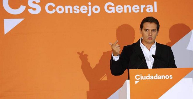 Albert Rivera habla en la sede de Ciudadanos. | J.P.GANDUL (EFE)