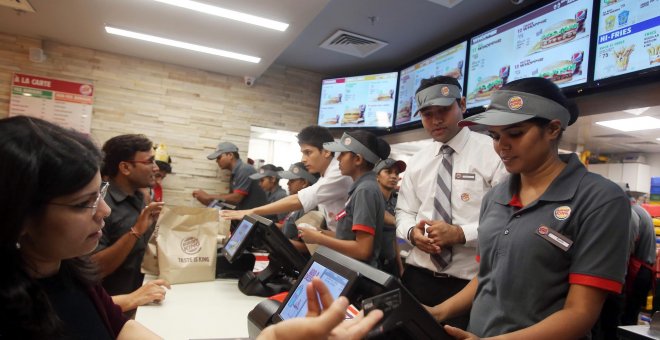 Trabajadores en un restaurante Burger King. EFE