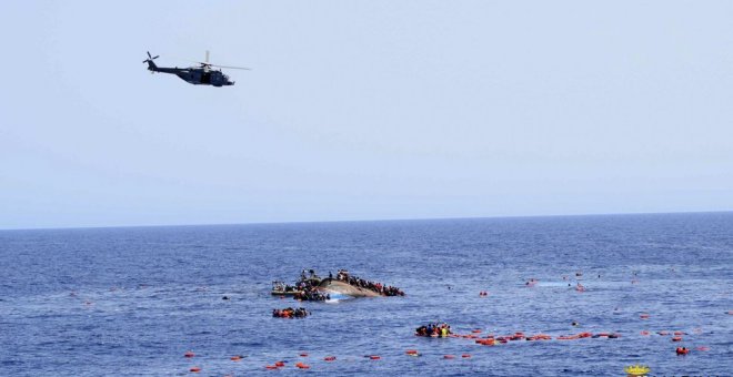 La Guardia Costera italiana trata de salvar una embarcación a la deriva.- EFE