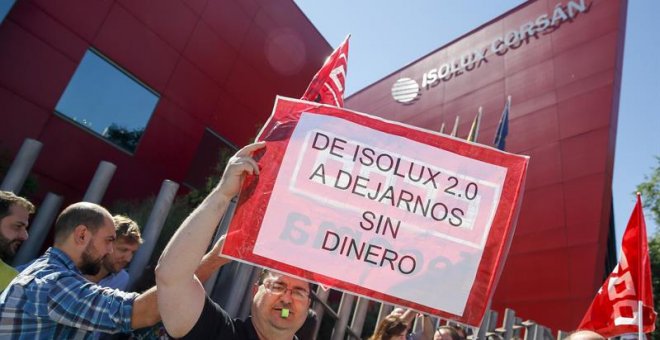 Trabajadores protestan este lunes en la sede de Isolux. EFE/Mariscal