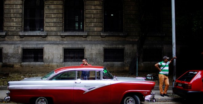Taxistas en La Habana. REUTERS/Alexandre Meneghini