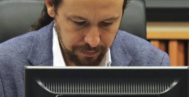 El secretario general de Podemos, Pablo Iglesias, hace declaraciones en el Congreso. EFE/Ballesteros