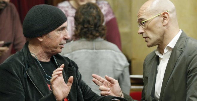 Los diputados de Junts pel Sí, Raül Romeva y Lluis Llach en el Parlament de Catalunya. EFE/Archivo