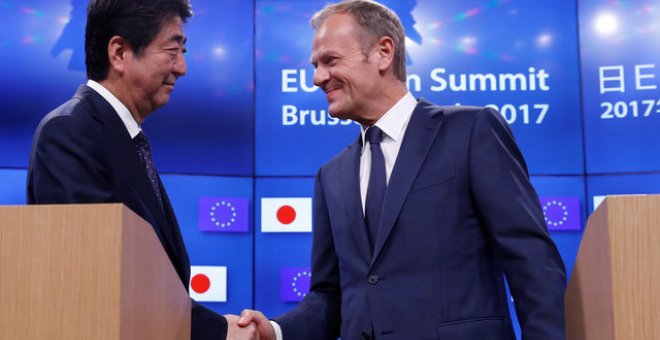 El primer ministro de Japón, Shinzo Abe, y el presidente del Consejo Europeo, Donald Tusk /REUTERS