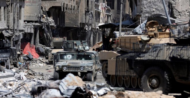 Vehículo militar de las fuerzas de seguridad iraquíes durante la batalla entre las fuerzas iraquíes y militantes del Estado Islámico en Mosul REUTERS/Ahmed Saad