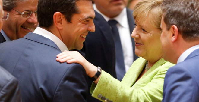 Merkel saluda a Tsipras hace unos días en Bruselas. REUTERS/Francois Lenoir