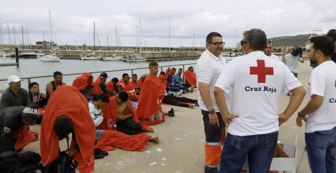 Personal de Cruz Roja atiende en el puerto de Barbate (Cádiz) a 45 personas rescatadas este jueves. EFE/Román Ríos