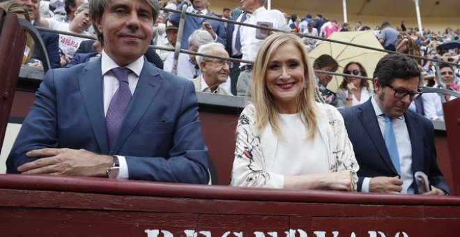 Cristina Cifuentes y su portavoz de Gobierno, Ángel Garrido, en la feria de San Isidro el pasado mes de junio /EFE