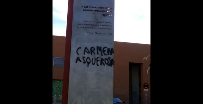 Pintada contra Carmena en el Monumento de homenaje a las Brigadas Internacionales.