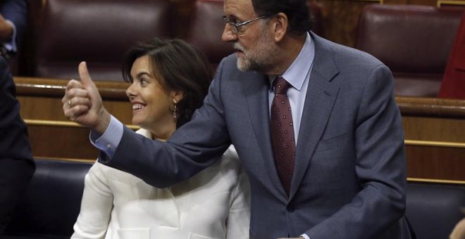 El presidente del Gobierno, Mariano Rajoy y la vicepresidenta, Soraya Sáenz de Santamaría, durante el pleno del Congreso. /EFE