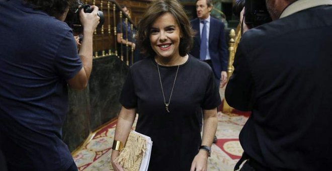La vicepresidenta del Gobierno, Soraya Sáenz de Santamaría, a su llegada a una sesión de control al Gobierno en el Congreso de los Diputados. | MARISCAL (EFE)