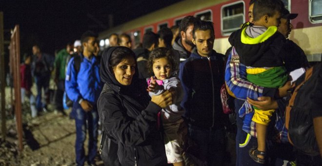 Migrantes y refugiados en una estación de Macedonia.- AFP