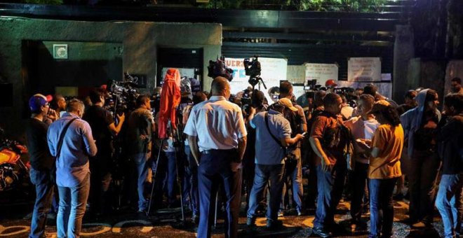 Decenas de periodistas permanecen en la entrada de la casa del líder opositor venezolano Leopoldo López ante la visita de Zapatero. | MIGUEL GUTIÉRREZ (EFE)