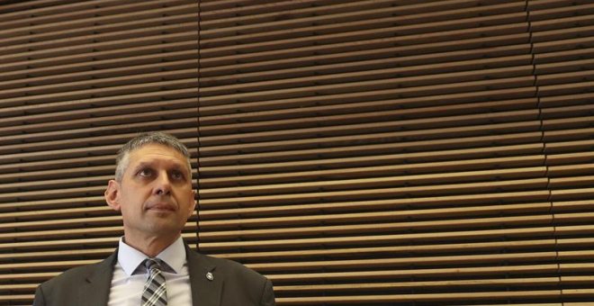 El ex inspector jefe José Ángel Fuentes Gago, ante la comisión parlamentaria que investiga la etapa de Jorge Fernández Díaz al frente del Ministerio del Interior. EFE/Ballesteros