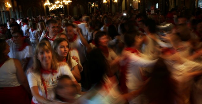 Varias personas se divierten bailando la 'Alpargata' durante los Sanfermines. /REUTERS