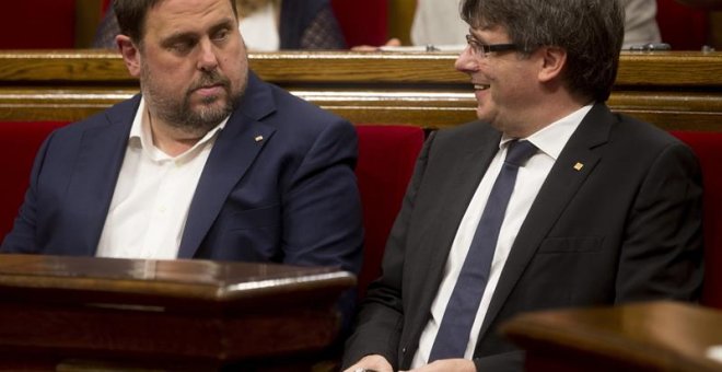 Junqueras y Puigdemont, en el Parlament este jueves. EFE/Quique García