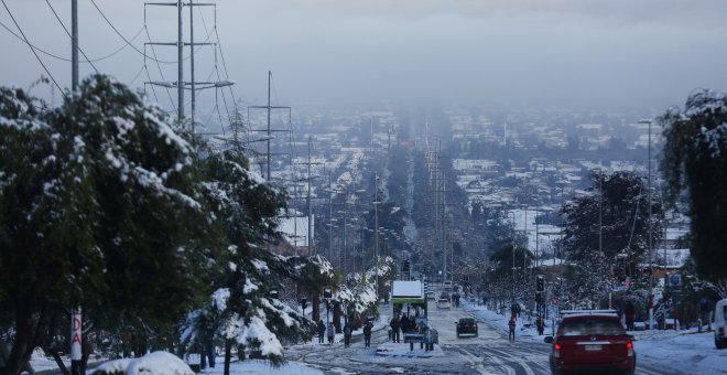 Vista general de un sector de la ciudad de Santiago de Chile tras las nevadas.EFE/Elvis González