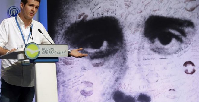 El vicesecretario de Comunicación del PP, Pablo Casado, durante su intervención en la clausura de la escuela de formación Miguel Ángel Blanco de Nuevas Generaciones del PP que celebra en Bilbao. EFE/Luis Tejido