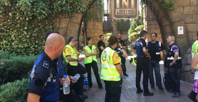 Fotografía facilitada por Emergencias del Ayuntamiento de Madrid que muestra las inmediaciones del lugar en el que un total de 33 personas, algunas de ellas menores de edad, han resultado heridas leves al chocar dos convoyes del Tren de la mina, una monta