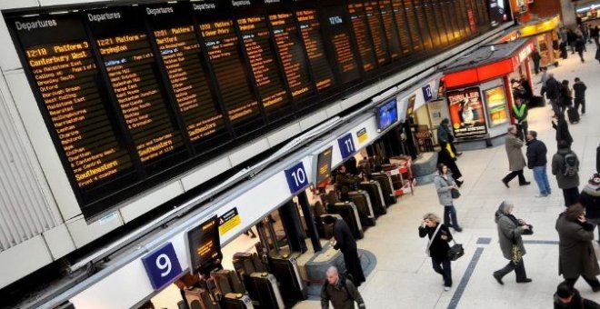 Los viajeros esperan sus trenes en la estación de Victoria en Londres, Reino Unido /EFE