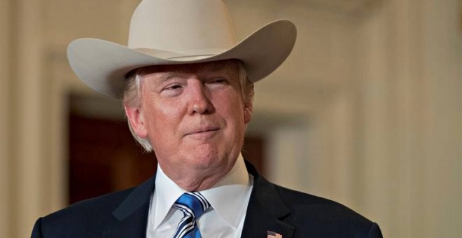 El presidente Donald Trump se prueba un sombrero de vaquero Stetson, mientras participa en la presentación de productos 'Made in America' en la Casa Blanca. | ANDREW HARRER (EFE)