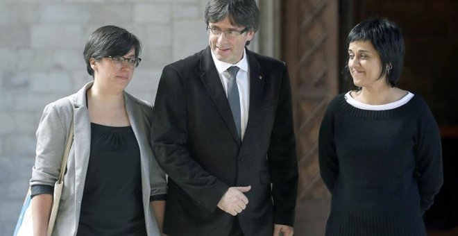 Mireia Boya, con Carles Puigdemont. / EFE