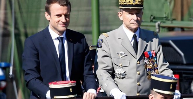 Emmanuel Macron junto a Pierre de Villiers. REUTERS/Charles Platiau