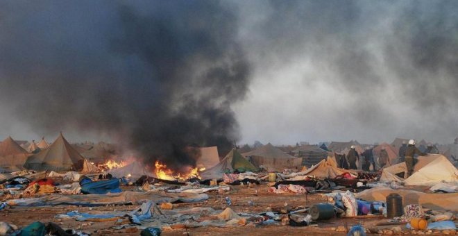 Disturbios tras el desmantelamiento del campamento de protesta saharaui de Gdeim Izik, cerca de El Aaiún. AFP
