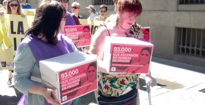 Ascensión López acude arropada por todas las asociaciones de bebés robados del Estado a presentar las más de 90.000 firmas que apoyan su indulto.- CEAQUA