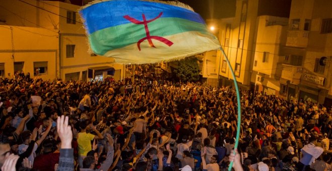 Miles de manifestantes ondean la bandera amazigh durante una manifestación contra la corrupción, la represión y el desempleo en la ciudad norteña de Alhucemas el 29 de mayo de 2017 .-AFP