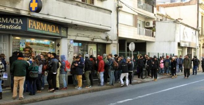 Uruguayos hacen fila en una de las farmacias de Montevideo que administra marihuana / EFE