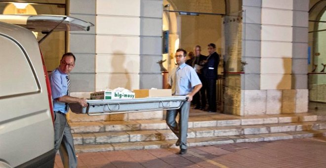 Miembros del equipo forense saliendo del Teatro-Museo de Figueres después de practicar la exhumación de los restos de Salvador Dalí. EFE/Robin Townsend