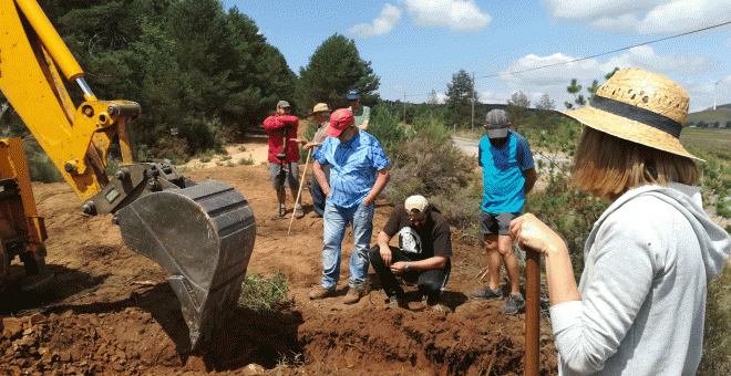 Voluntarios de la ARMH durante la búsqueda de tres desaparecidos del franquismo en Brañuelas (León). P.C.C