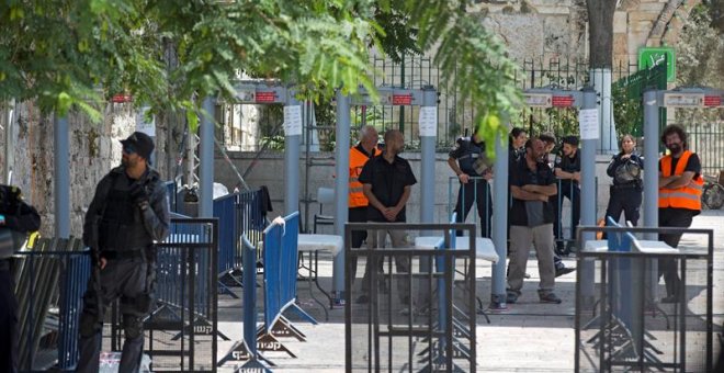 Los militares israelíes hacen guardia en la Puerta de los Leones, el acceso principal al complejo en el que se encuentra la Mezquita de Al Aqsa en Jerusalén (Israel). EFE/EPA/Atef Safadi