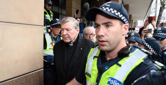 George Pell llega a la audiencia de Melbourne escoltado por policías / EFE