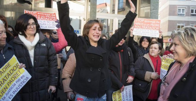 Mujeres en apoyo a Juana Rivas en Macarena /EUROPA PRESS