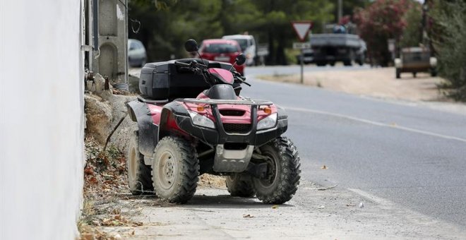 Vista del quad que conducía Ángel Nieto, 'doce más uno' veces campeón del mundo de motociclismo, que permanece ingresado en estado grave en la Policlínica Nuestra Señora del Rosario de Ibiza. /EFE