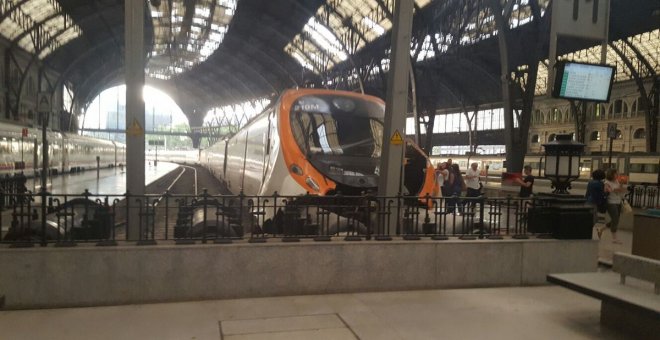 Estado en el que ha quedado el tren accidentado en la estación de Francia en Barcelona. /TWITTER