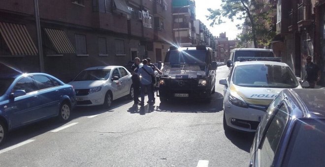 La Policía en la casa de la familia desahuciada esta mañana en Carabanchel. /ASAMBLEA DE CARABANCHEL