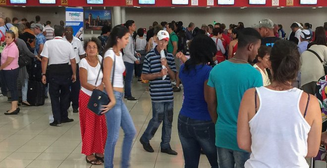 Al aeropuerto de La Habana llegan 19 vuelos semanales de Madrid, por lo que sobran capacidades para enviar turistas cubanos a España. /Raquel Perez