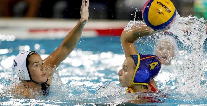 La waterpolista española Bea Ortiz (d) se dispone a lanzar ante la estadounidense Rachel Fattal, durante la final de waterpolo femenino que ambos equipos juegan esta noche en el Mundial de Natación que se disputa en Budapest (Hungría). EFE/Alberto Estévez