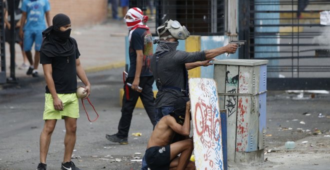 Un manifestante empuña una pistola en Caracas, Venezuela, este domingo. REUTERS/Andres Martinez Casares