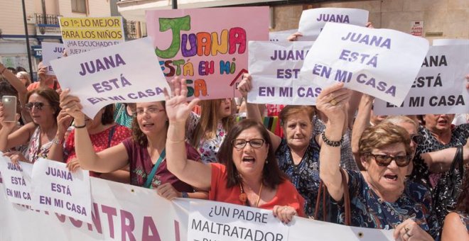 Varios centenares de personas se concentran en Maracena (Granada) en apoyo a su vecina Juana Rivas. - EFE