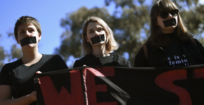 Estudiantes de la Universidad Nacional Australiana participan en una protesta tras la presentación de los resultados de una encuesta nacional sobre el acoso sexual a los estudiantes en 2016 /EFE