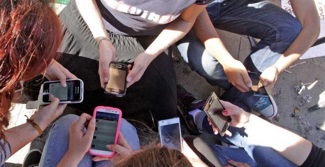 Un grupo de jóvenes utilizando móviles /APM