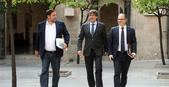 El presidente de la Generalitat, Carles Puigdemont, el vicepresidente del Govern y conseller de Economía, Oriol Junqueras, y el conseller de la presidencia, Jordi Turull, llegan a la última reunión semanal del Govern. EFE/Toni Albir